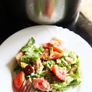 Салат «Цезарь» с курицей, овощами и сыром