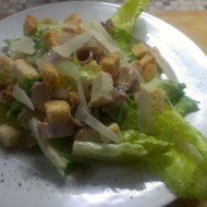 Салат «Цезарь» с куриной грудкой и анчоусами