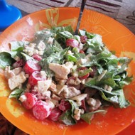 Салат «Цезарь» с пармезаном и помидорами