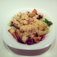 Салат «Цезарь» с сырным соусом