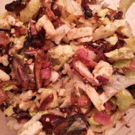 Салат фризе с беконом, финиками и красным луком