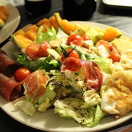 Салат итальянский с дольками дыни, панированной моцареллой, под бальзамическим соусом