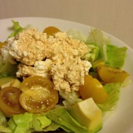 Салат из авокадо, черри и зерненого творога