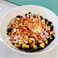 Салат из авокадо и красной капусты со сметаной