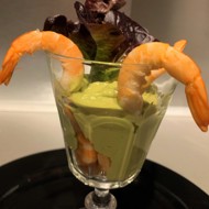 Салат из авокадо и креветок с двумя соусами