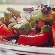 Салат из авокадо, помидоров и каперсов