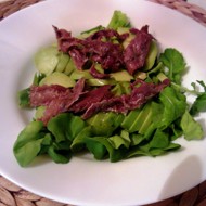 Салат из авокадо, рукколы и анчоусов