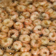 Салат из авокадо с креветками и помидорами