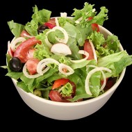 Салат из авокадо, томатов и базилика