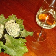 Салат из авокадо в лодочке