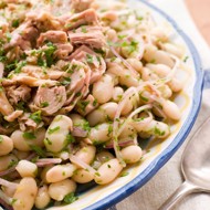 Салат из белой фасоли, тунца, лука и сельдерея