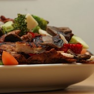 Салат из брокколи и помидоров с маринованной курицей и грибами шиитаке