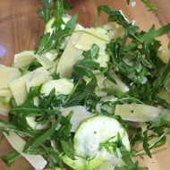 Салат из цукини, рукколы и пармезана