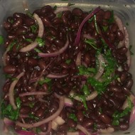 Салат из фасоли, красного лука и петрушки