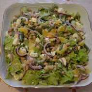 Салат из фасоли с фетой, сладким луком и апельсинами