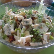 Салат из фенхеля, яблок, грецких орехов и голубого сыра