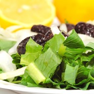 Салат из фенхеля и радиккьо с лимонно-луковой заправкой