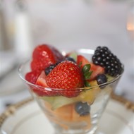 Салат из фруктов и ягод с мятой