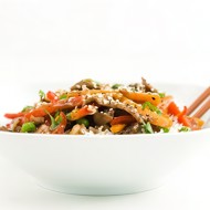 Салат из гороха с беконом и овощами