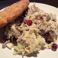 Салат из говядины и клюквы