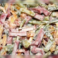 Салат из говядины с корнишонами, каперсами и петрушкой