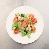 Салат из гребенчатых креветок со свежими овощами