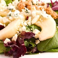 Салат из груш с горгонзолой и заправкой из грецких орехов