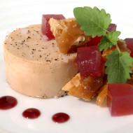 Салат из гусиной печени с ежевичным соусом