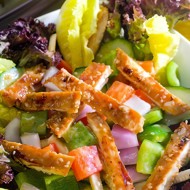 Салат из индейки с луком, перцем и кунжутом под медовым соусом