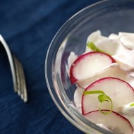 Салат из яблок и редиса с крабами