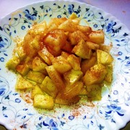 Салат из яблока, меда и корицы