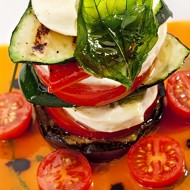 Салат из кабачков, томатов, мяты и моцареллы