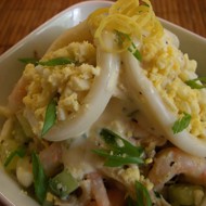 Салат из кальмаров и креветок с огурцом в лимонно-сметанном полушубке