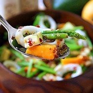 Салат из кальмаров с манго, спаржей и авокадо