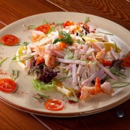 Салат из кальмаров с ветчиной и грибами