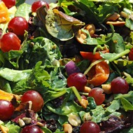 Салат из капусты, арахиса и шпината с лаймово-горчичной заправкой