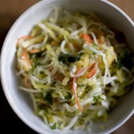 Салат из капусты, яблок, сладкого перца и семян подсолнечника