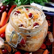 Салат из капусты с клюквой