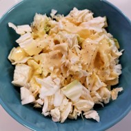 Салат из капусты со свежим авокадо