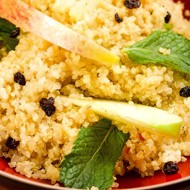 Салат из киноа, яблок и миндаля