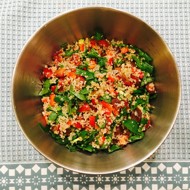 Салат из киноа со щавелем и овощами