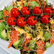 Салат из кижуча с авокадо и соусом песто