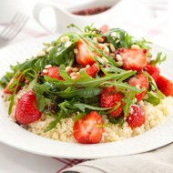 Салат из клубники, кускуса, рукколы и феты