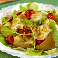 Салат из копченой рыбы с картофелем и каперсами