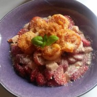 Салат из королевских креветок с клубникой