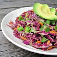 Салат из краснокочанной капусты, авокадо, сельдерея и огурцов
