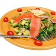 Салат из креветок и лосося с авокадо и маслинами