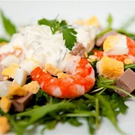 Салат из креветок с печенью трески