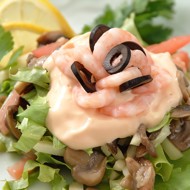 Салат из креветок с шампиньонами и зеленью
