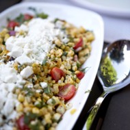 Салат из кукурузы, козьего сыра и помидоров черри